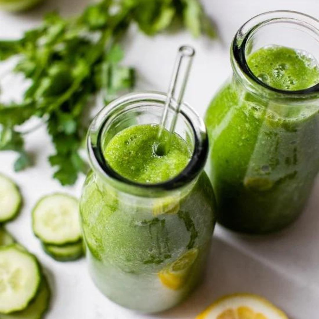 Smoothie composé de pomme verte, citron, concombre et gingembre.