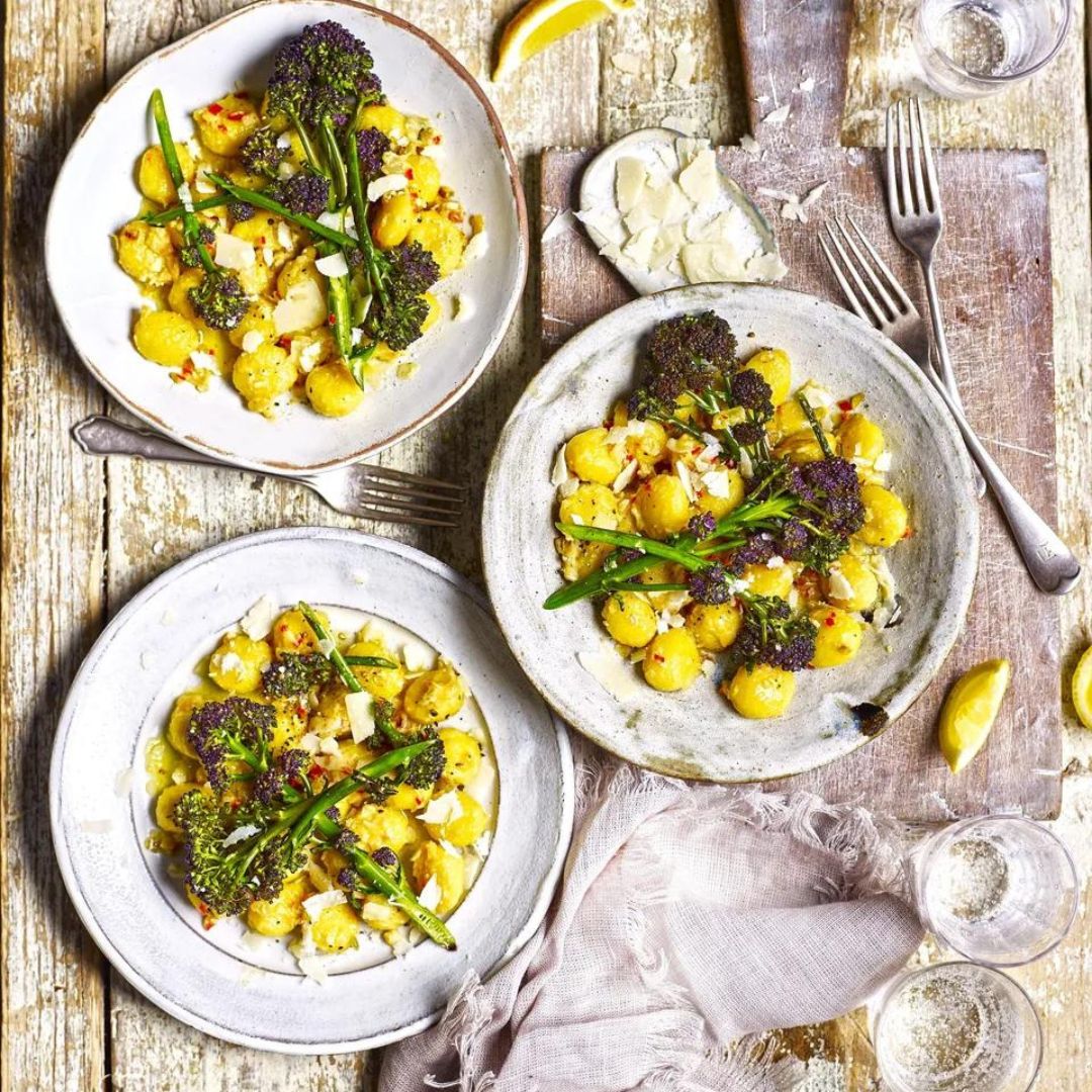 Gnocchis à l'ail avec une sauce au fromage et du brocoli croustillant.